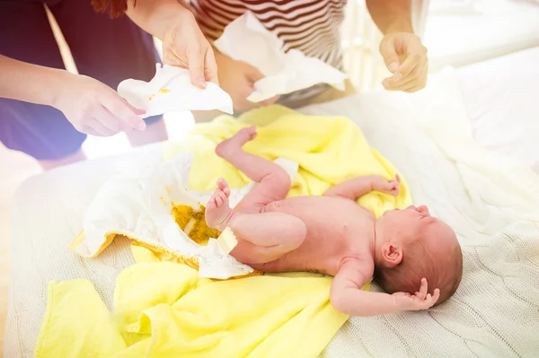 Parents change dirty nappy of child — Stock Photo, Image