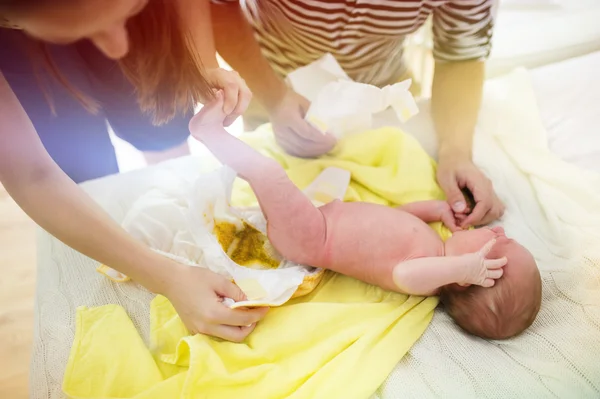 親が子の汚れたおむつを変更します。 — ストック写真