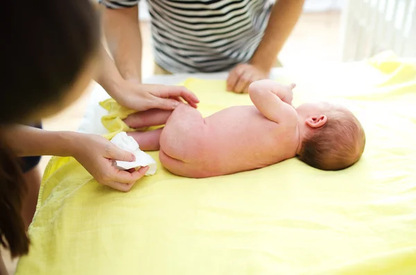 Anne çocuğun kirli bebek bezi değiştirme — Stok fotoğraf