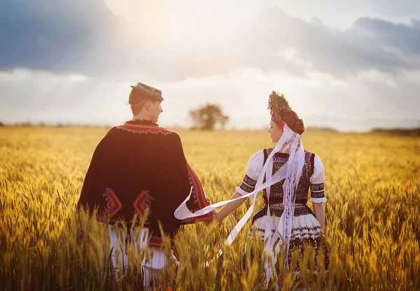 Liebespaar hält Händchen im Sonnenuntergang — Stockfoto