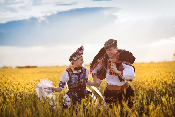 Amor casal no pôr do sol campo . — Fotografia de Stock