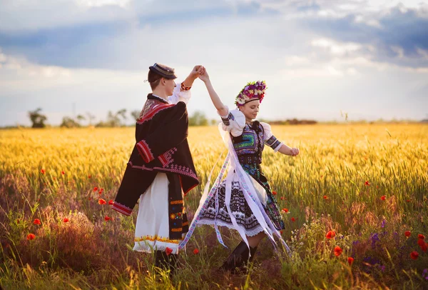 Amor casal em trajes tradicionais — Fotografia de Stock