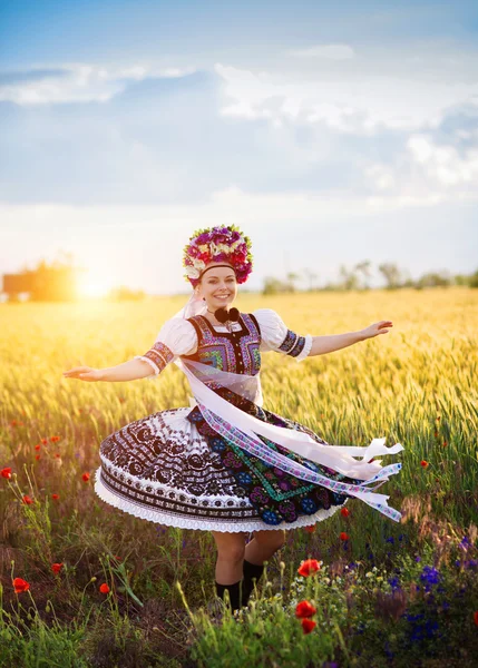 Tanzende Frau im Feld. — Stockfoto