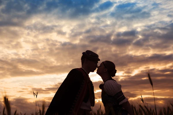 Amor casal no pôr do sol campo . — Fotografia de Stock