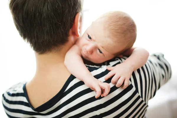 Baba holding yeni doğan kız — Stok fotoğraf