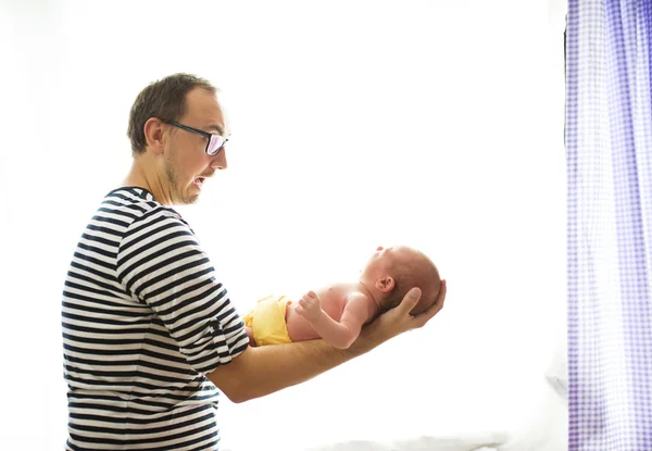 Father holding newborn daughter — Stock Photo, Image