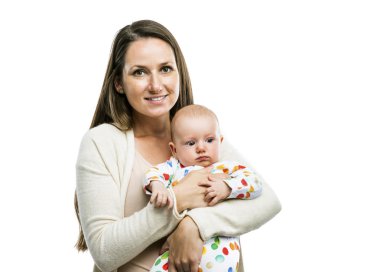 bir bebek tutan anne gülümseyerek