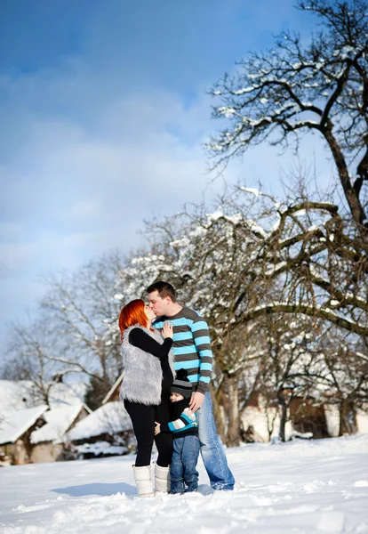 Pais com criança no inverno — Fotografia de Stock