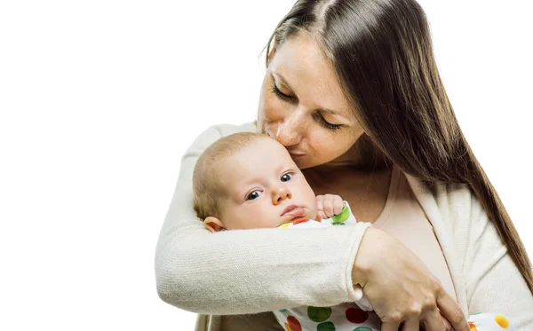 Lachende moeder die een baby in haar armen houdt — Stockfoto