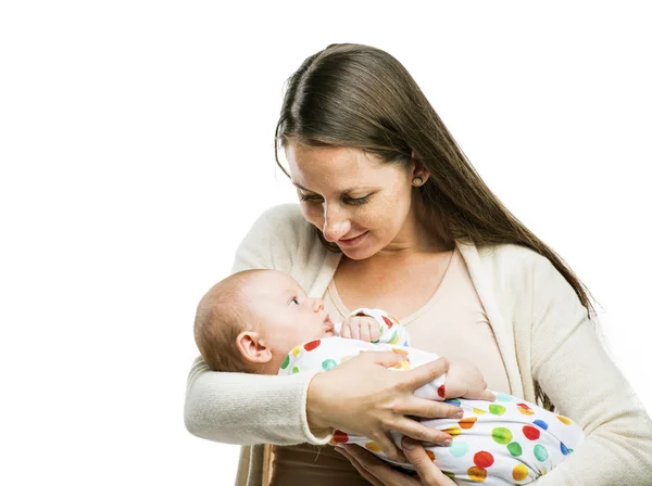 Sonriente madre sosteniendo a un bebé en sus brazos — Foto de Stock