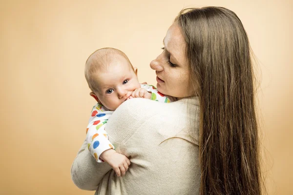 Bir bebek şefkatle kollarına tutan anne — Stok fotoğraf