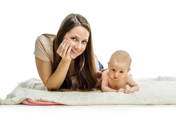 Sorridente madre sdraiata con il suo bambino — Foto Stock