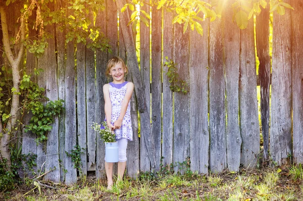 Ragazza che tiene fiori di prato e ride — Foto Stock