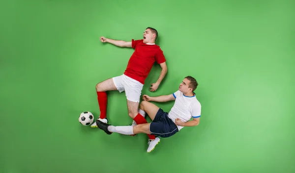 Hommes jouant au football — Photo