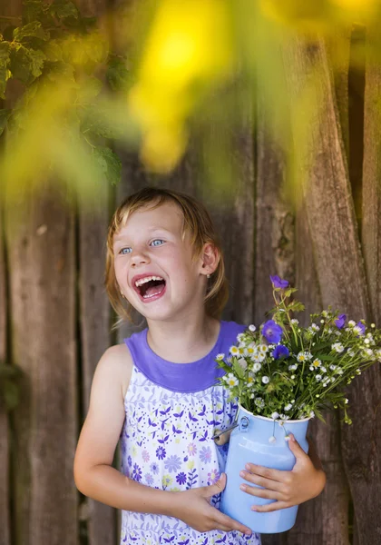 매 도우 꽃을 들고 웃 고 여자 — 스톡 사진