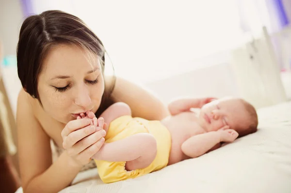 Ibu bahagia dengan bayi perempuan — Stok Foto