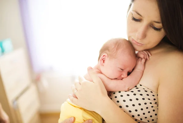 Mutlu anne ile kız bebek — Stok fotoğraf