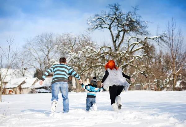Pais com criança no inverno — Fotografia de Stock