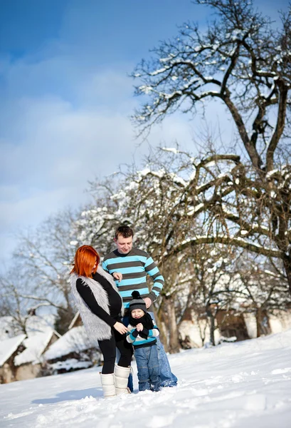 Pais com criança no inverno — Fotografia de Stock