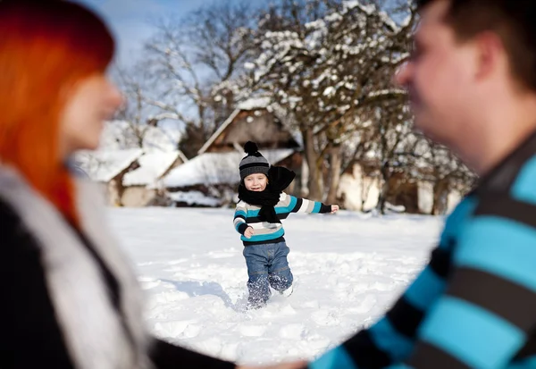 Pais com criança no inverno — Fotografia de Stock