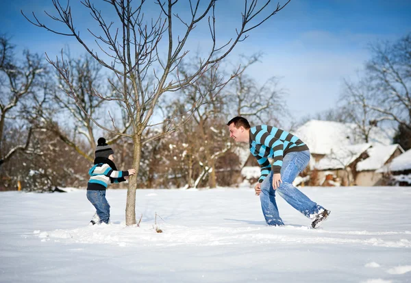 Pai com filho brincando na neve — Fotografia de Stock