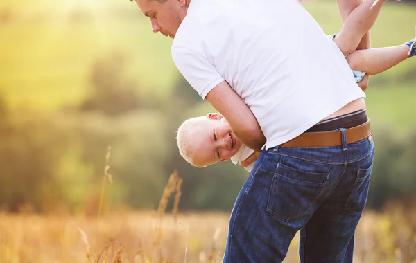 Vater und Sohn genießen das gemeinsame Leben. — Stockfoto