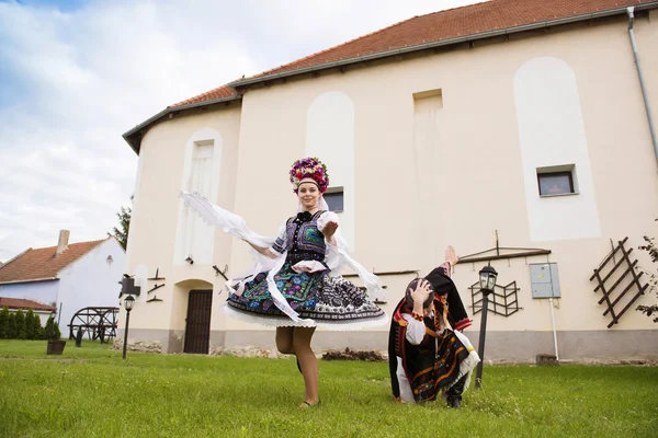 Vackra par i traditionella etniska kläder — Stockfoto