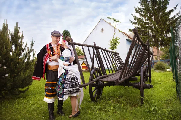 Beau couple dans des vêtements ethniques traditionnels — Photo