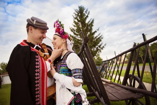 Belo casal em roupas étnicas tradicionais — Fotografia de Stock