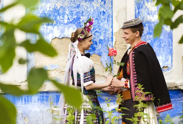 伝統的な民族服の美しいカップル — ストック写真
