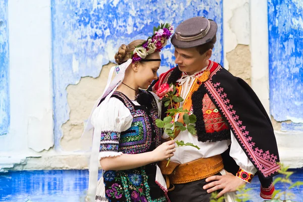 Το όμορφο ζευγάρι στην παραδοσιακή, έθνικ ρούχα — Φωτογραφία Αρχείου