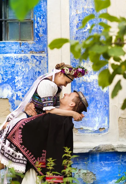 Beau couple dans des vêtements ethniques traditionnels — Photo