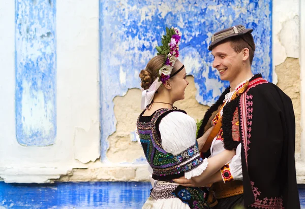 Amor casal em roupas tradicionais — Fotografia de Stock