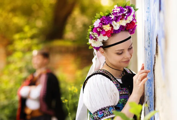 Kadın mavi eski duvara yakın poz — Stok fotoğraf