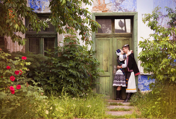 Пара поцелуев в народной одежде
