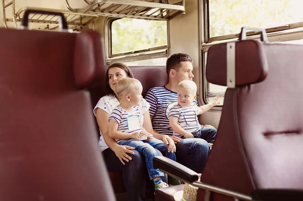 Famille avec enfants voyageant en train . — Photo