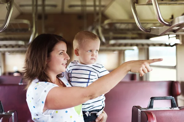 Madre con hijo viajan en tren retro . — Foto de Stock