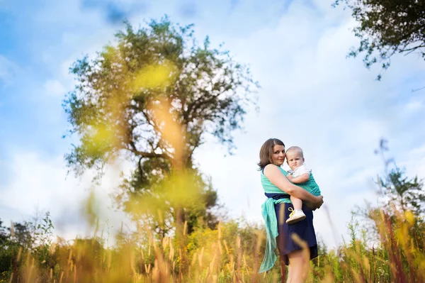 Anne oğlunu holding — Stok fotoğraf