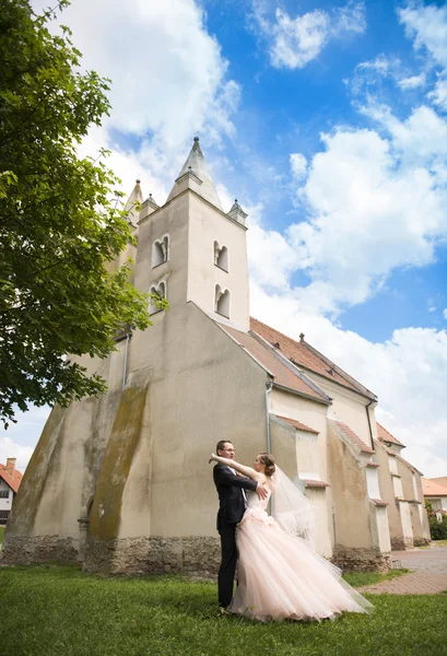 Hochzeitspaar in der Nähe der Kirche. — Stockfoto