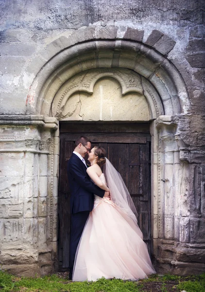 Casamento casal perto de capela velha — Fotografia de Stock