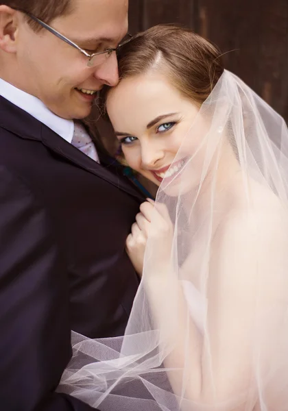 Pareja de boda cerca de la antigua capilla —  Fotos de Stock