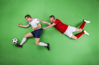 Futbol oyuncuları top için mücadele.