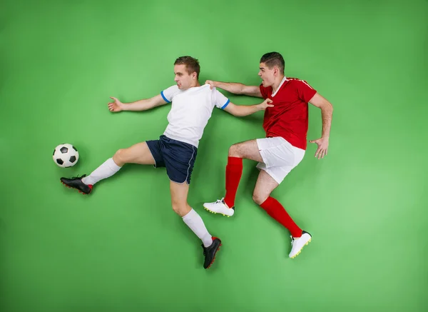 Jogadores de futebol lutando por bola . — Fotografia de Stock