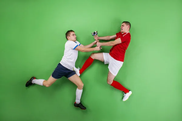 Jogadores de futebol lutando por um troféu — Fotografia de Stock
