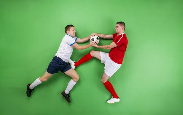 Joueurs de football se battant pour le ballon . — Photo