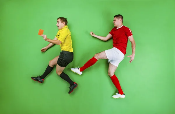 Árbitro dando cartão vermelho ao jogador — Fotografia de Stock