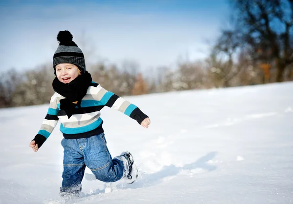 Kleiner Junge spielt im Schnee — Stockfoto