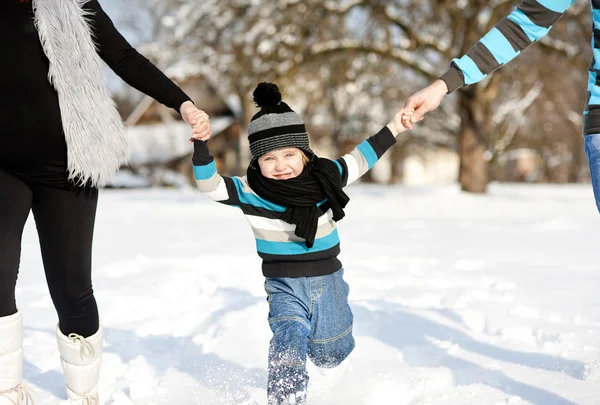 Ragazzo giocare con i suoi genitori — Foto Stock