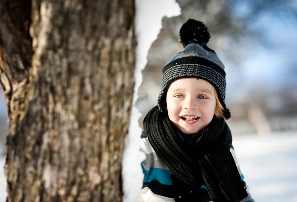 Little boy playing in snow — Stock Photo, Image
