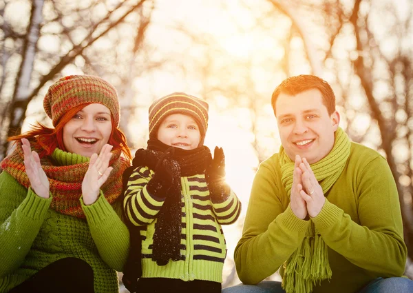 Pais com filho no inverno — Fotografia de Stock